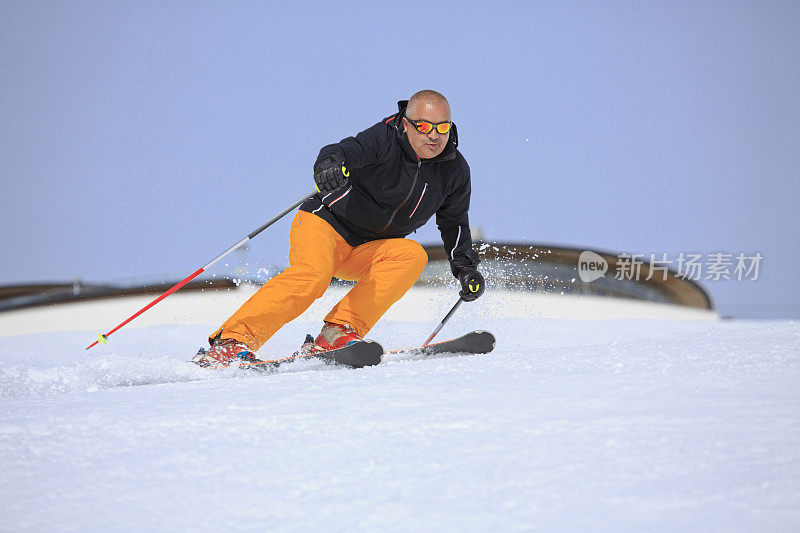 业余冬季运动高山滑雪。男子滑雪者在阳光明媚的滑雪场滑雪。高山雪景。Kronplatz，意大利南蒂罗尔的白云石山。