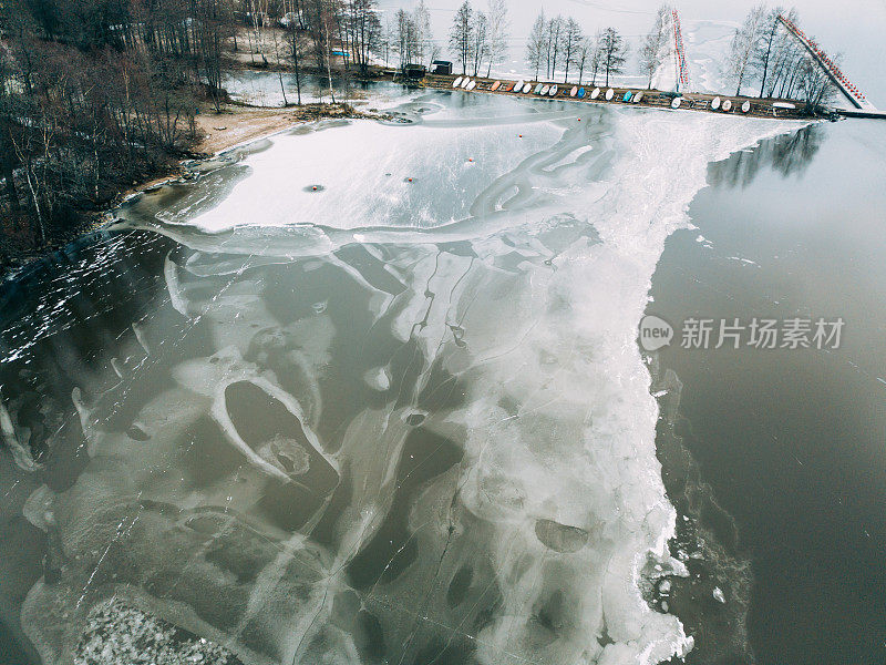 这是一架无人机在芬兰拍摄的冬季冰冻湖的鸟瞰图