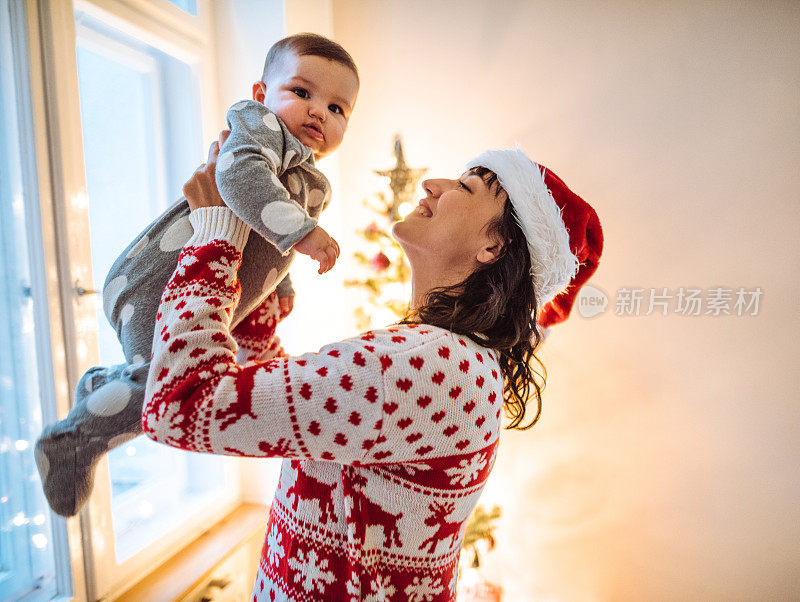 母亲与女儿的肖像在圣诞节