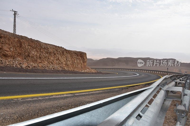 有安全栏杆的蜿蜒道路