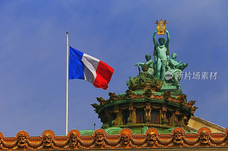 法国巴黎歌剧院晴朗的天空中飘扬的法国国旗