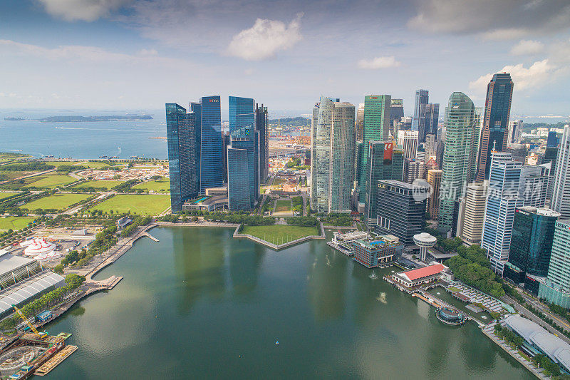 鸟瞰图新加坡天际线和滨海湾全景，码头是新加坡的经济中心，这里有新加坡中心的所有建筑