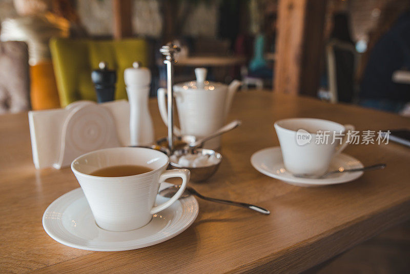咖啡桌上放着白色茶杯和茶