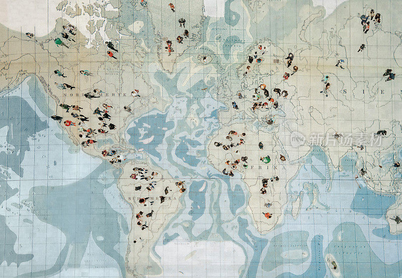 人群行走在全球地图上