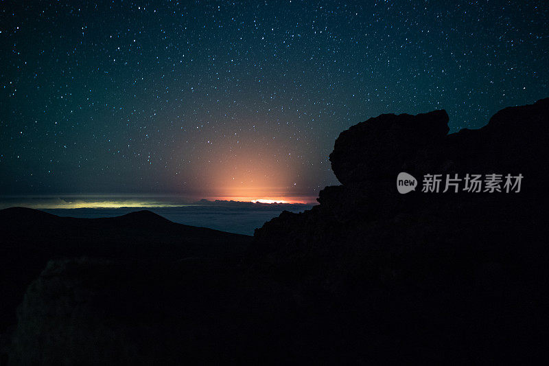 星空下的火山喷发