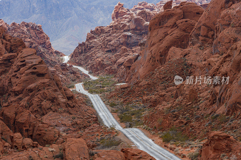 风暴过后，红岩峡谷的空旷沙漠路