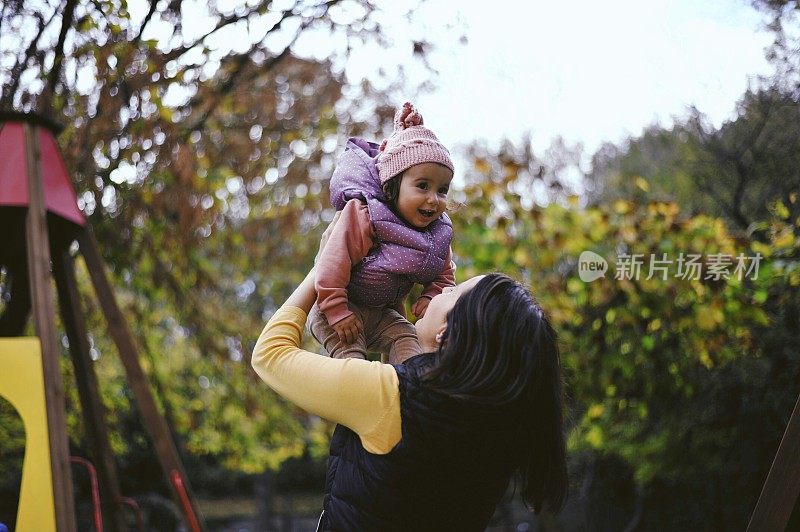 黑发妈妈花时间和她的小女孩在公园