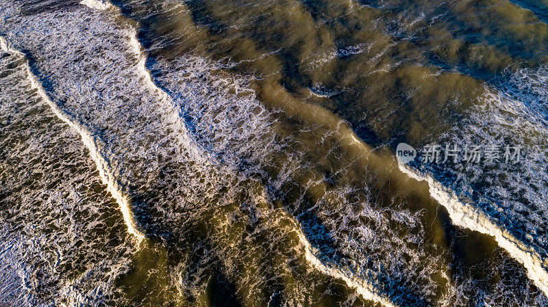 海浪在美丽的早晨的海面上