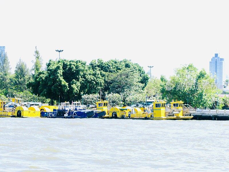泰国湄南河上的垃圾船