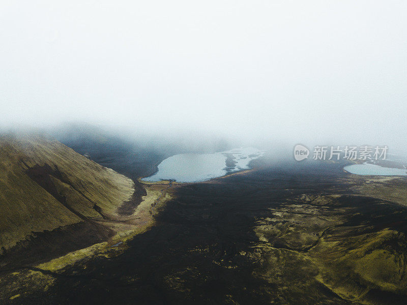 鸟瞰图在冰岛高地火山口美丽的湖