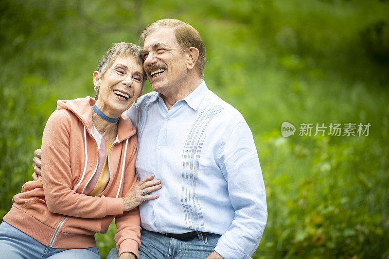 一对老年夫妇在大自然漫步