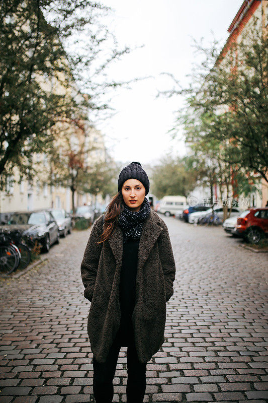 一个年轻女子走在柏林米特