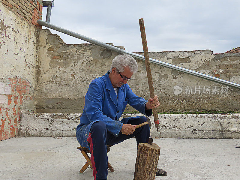 老男人在后院磨锄头