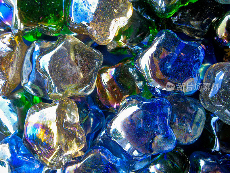 明亮透明的彩色玻璃石