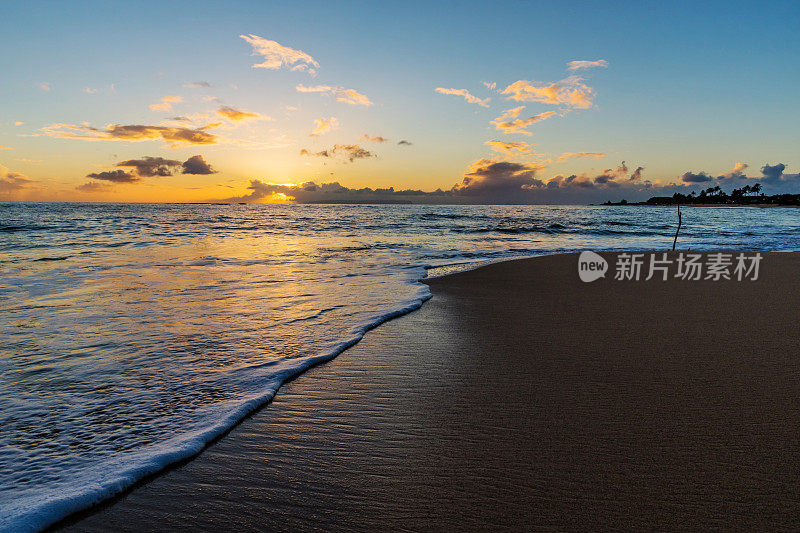 夏威夷考艾岛南端凯卡哈海滩上的晚霞