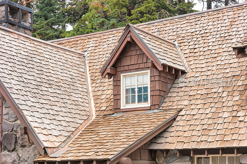 山形屋顶窗和木瓦屋顶