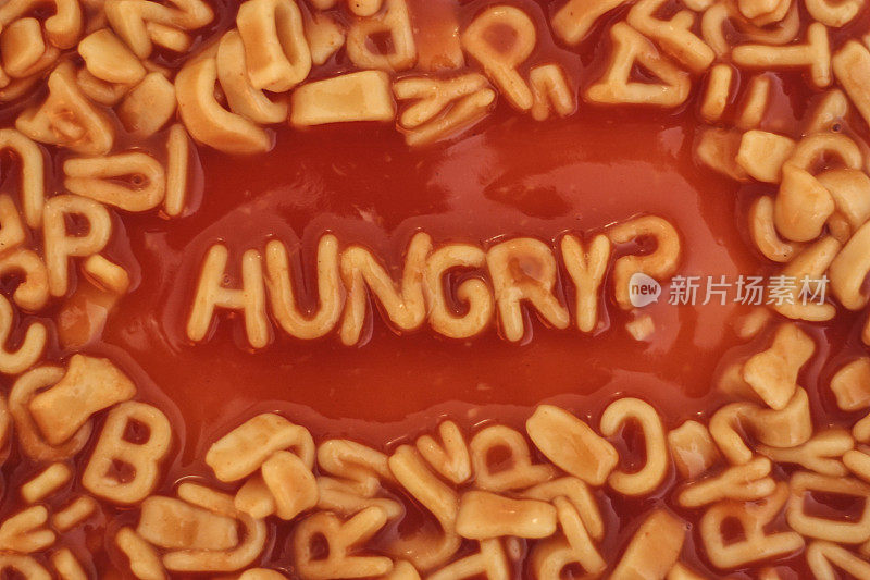“饿了吗?用意大利面形状的字母拼出来