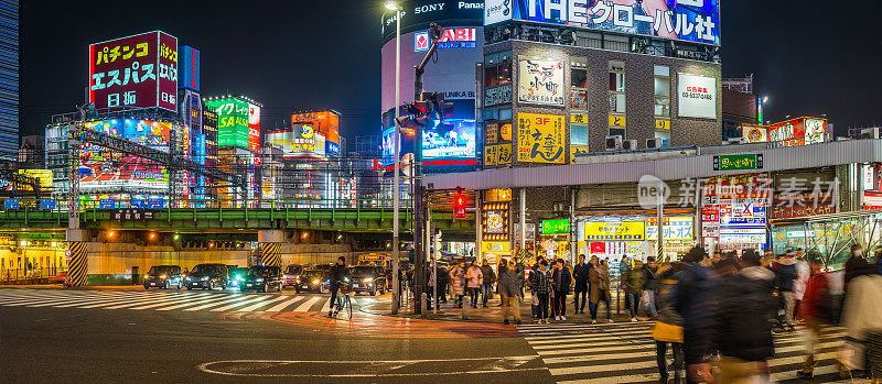 东京交通拥挤，霓虹夜景广告牌，新宿城市全景日本