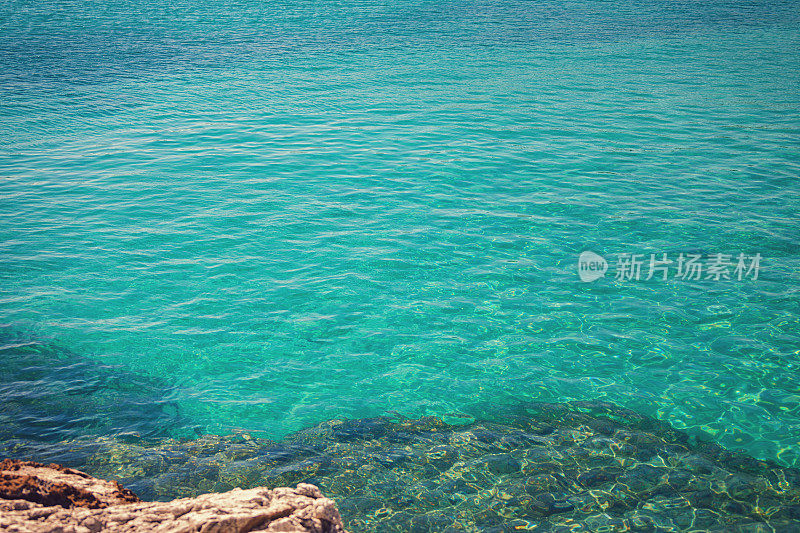 希腊爱琴海上晶莹湛蓝的海水