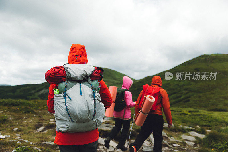 登上山顶的背包客朋友们