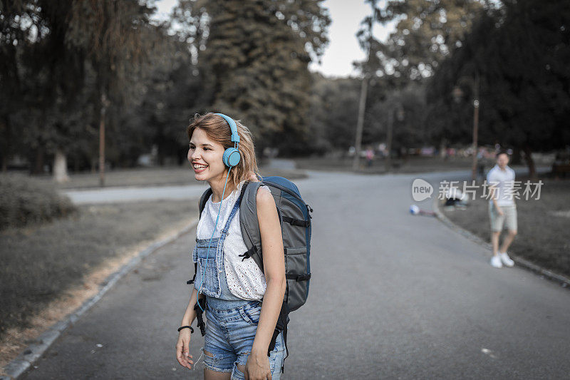 年轻女子戴着耳机