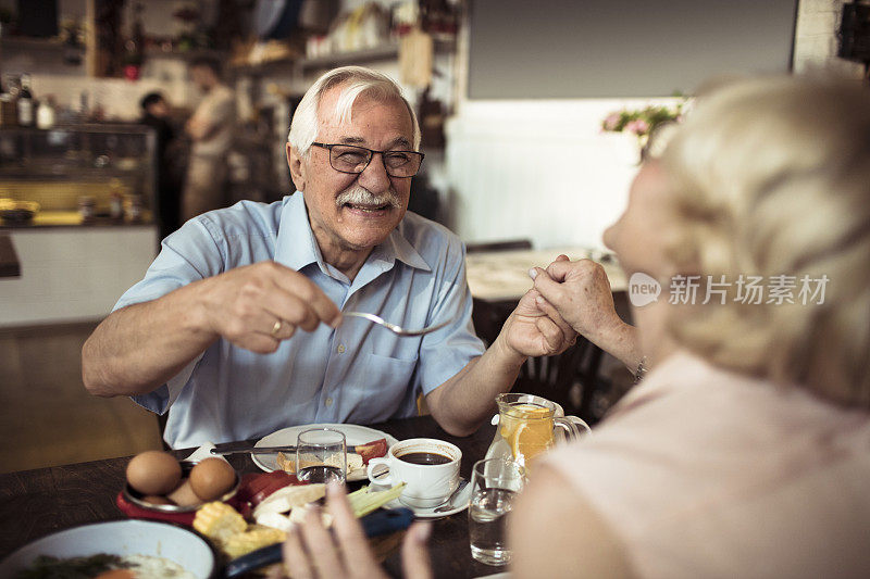 夫妇共进午餐