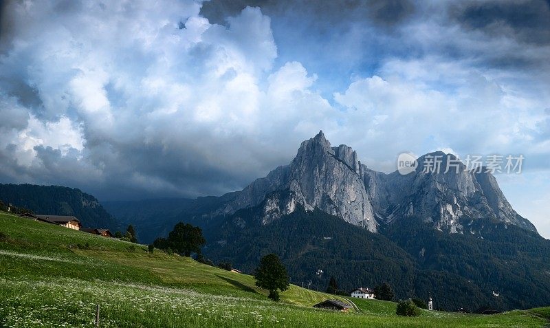 Dolomites的教堂