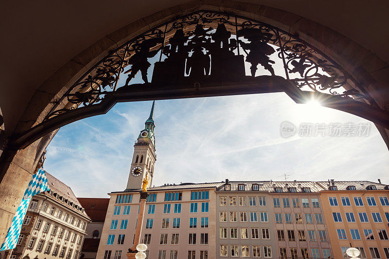 从慕尼黑市政厅大门到圣彼得教堂的景色