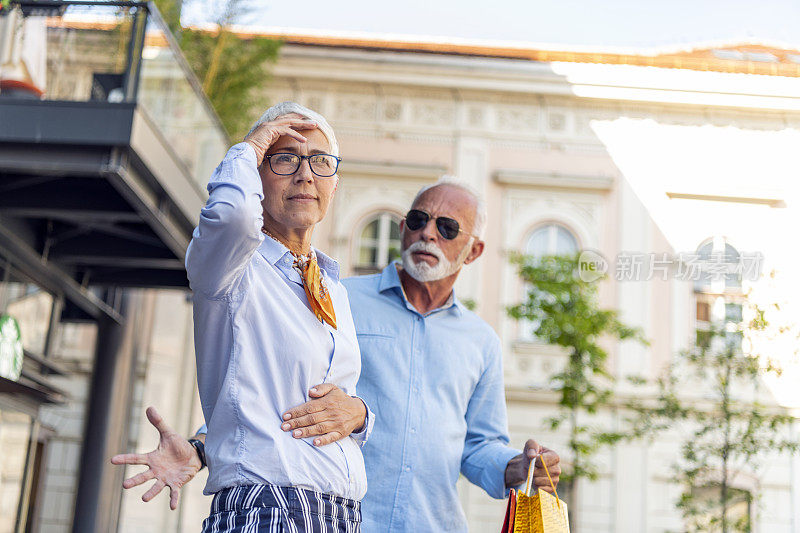 老男人在购物后和妻子争吵