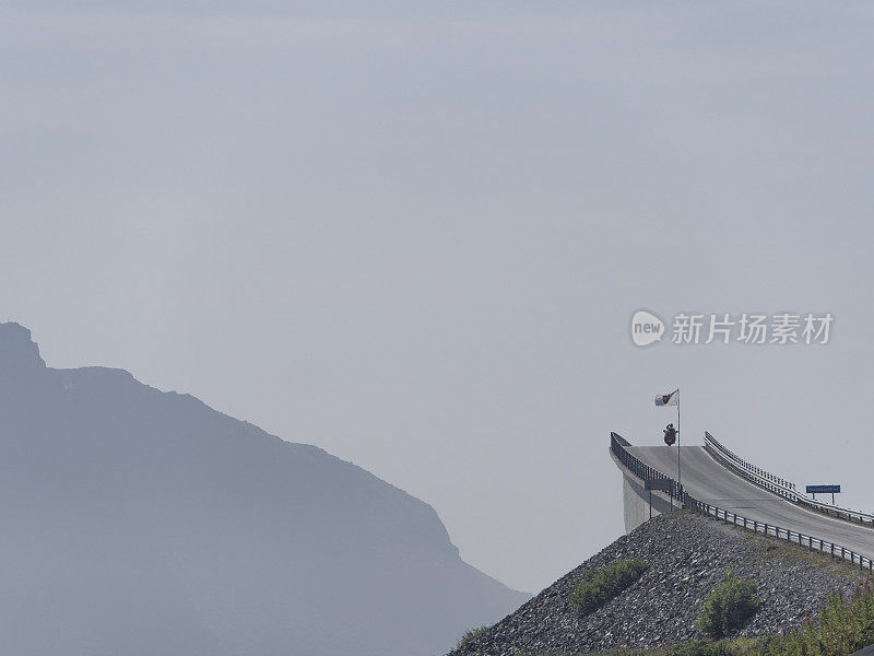 挪威西海岸的大西洋公路，桥上骑摩托车的人