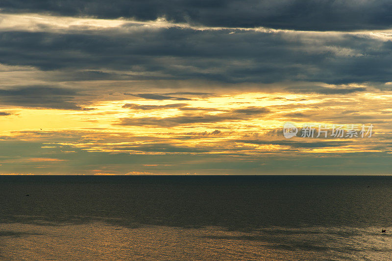 日落时的大海和壮观的天空