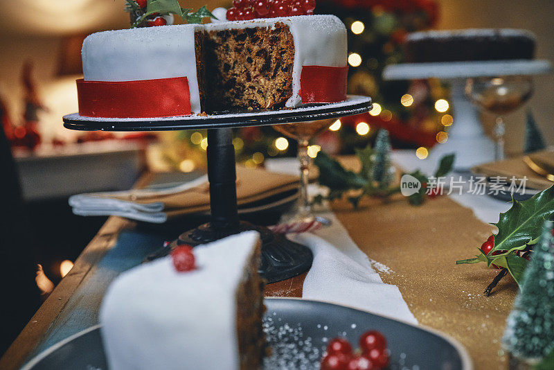 准备用干果和坚果做成的翻糖圣诞蛋糕
