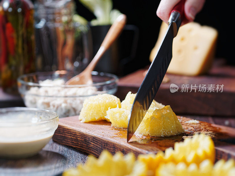 桔皮碗里的鸡肉沙拉