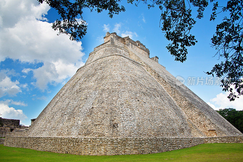 墨西哥尤卡坦半岛尤克斯马尔遗址的玛雅魔术师金字塔