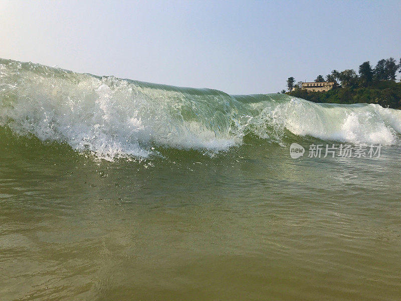 印度果阿，海浪冲向相机