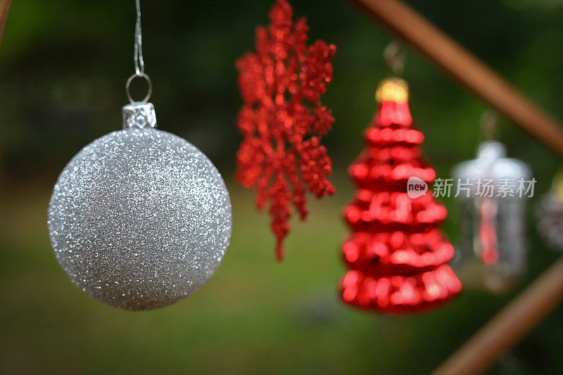 户外花园中闪闪发光的圣诞球装饰品挂饰