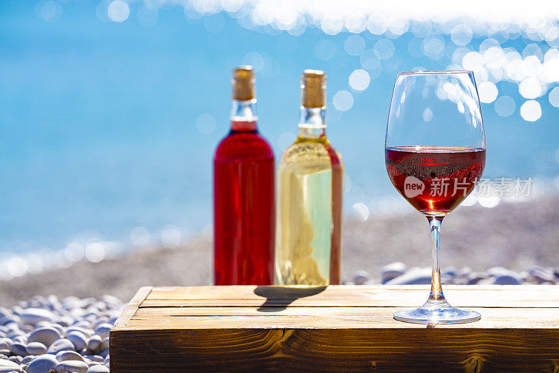 海滩上的红酒和酒杯