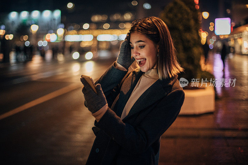 年轻女子在城市中使用手机