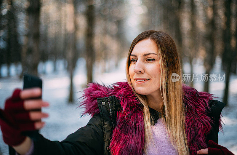 美丽的女人在雪山里自拍