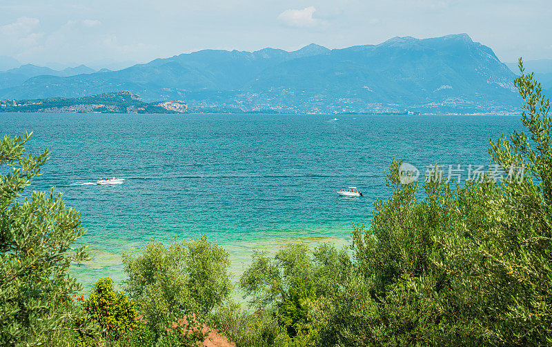 加尔达湖的牙买加海滩，以其美丽的翡翠水而闻名。意大利伦巴第布雷西亚省。