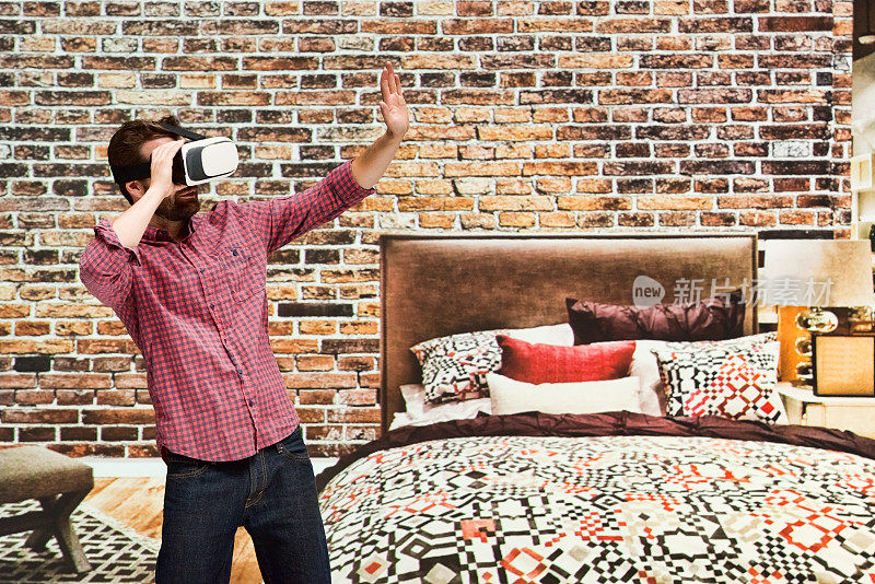 白人男性在卧室里使用虚拟现实模拟器