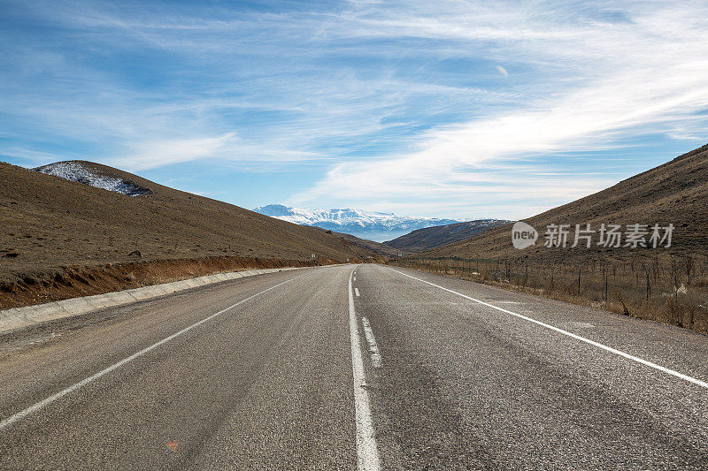 安塔利亚贡贝水坝湖和白雪皑皑的山景