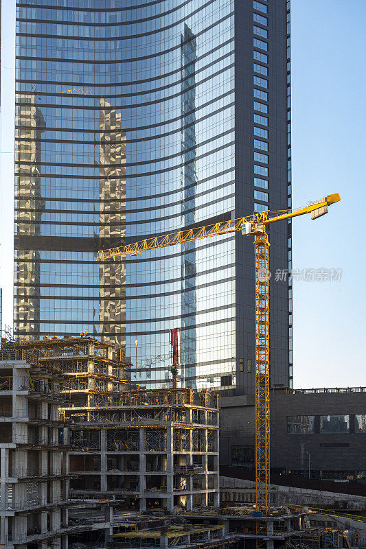 在建的高层建筑和起重机