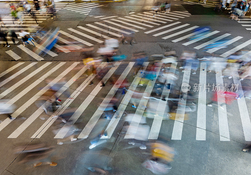 运动模糊了在人行横道上行走的人群