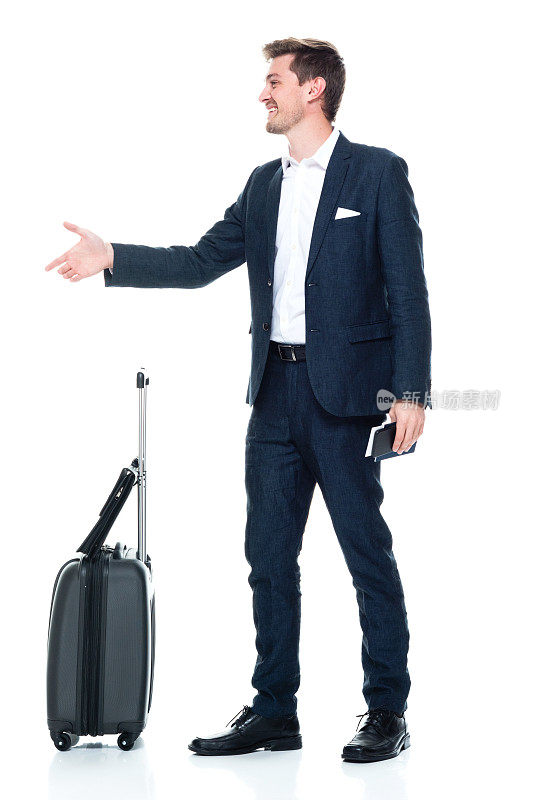白人男性商务人士站在前面的白色背景，穿着漂亮的休闲，拿着公文包