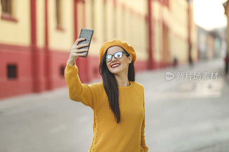 一个女人用手机自拍的肖像