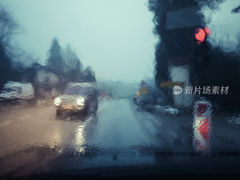 乘客的观点驾驶在交通看槽车窗户覆盖在雨滴-库存照片