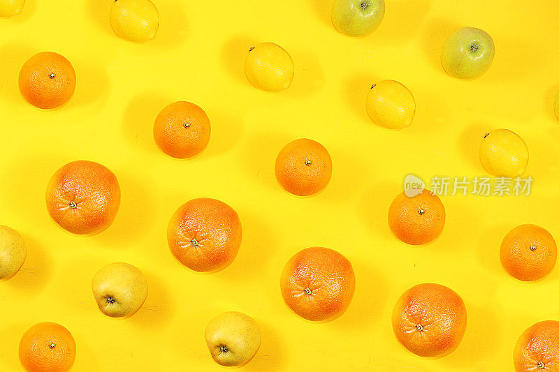 夏季横幅，柑橘类水果，柚子，橙子，柠檬在明亮的黄色背景，最小的概念放松和排毒，节食和减肥。模式,平面布局。维生素C源