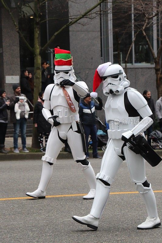 在一年一度的圣诞老人游行期间，《星球大战》电影里的暴风兵正在沿街行进