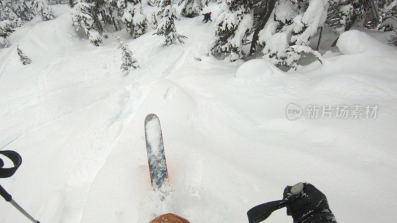 第一人称视角POV背国家滑雪下山高山斜坡